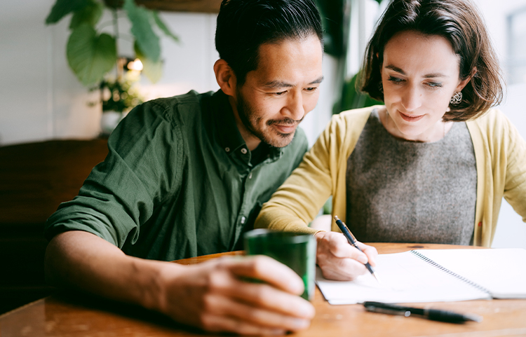 un couple remplissant un document